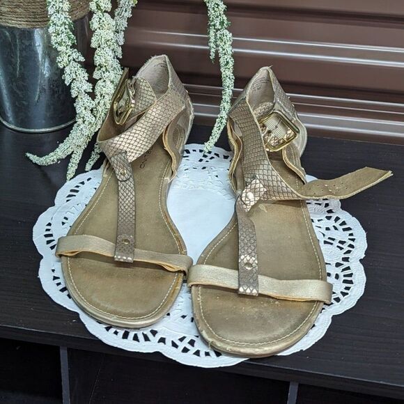 Bandolino Size 7.5 Gold T Strap Sandals - Picture 2 of 6